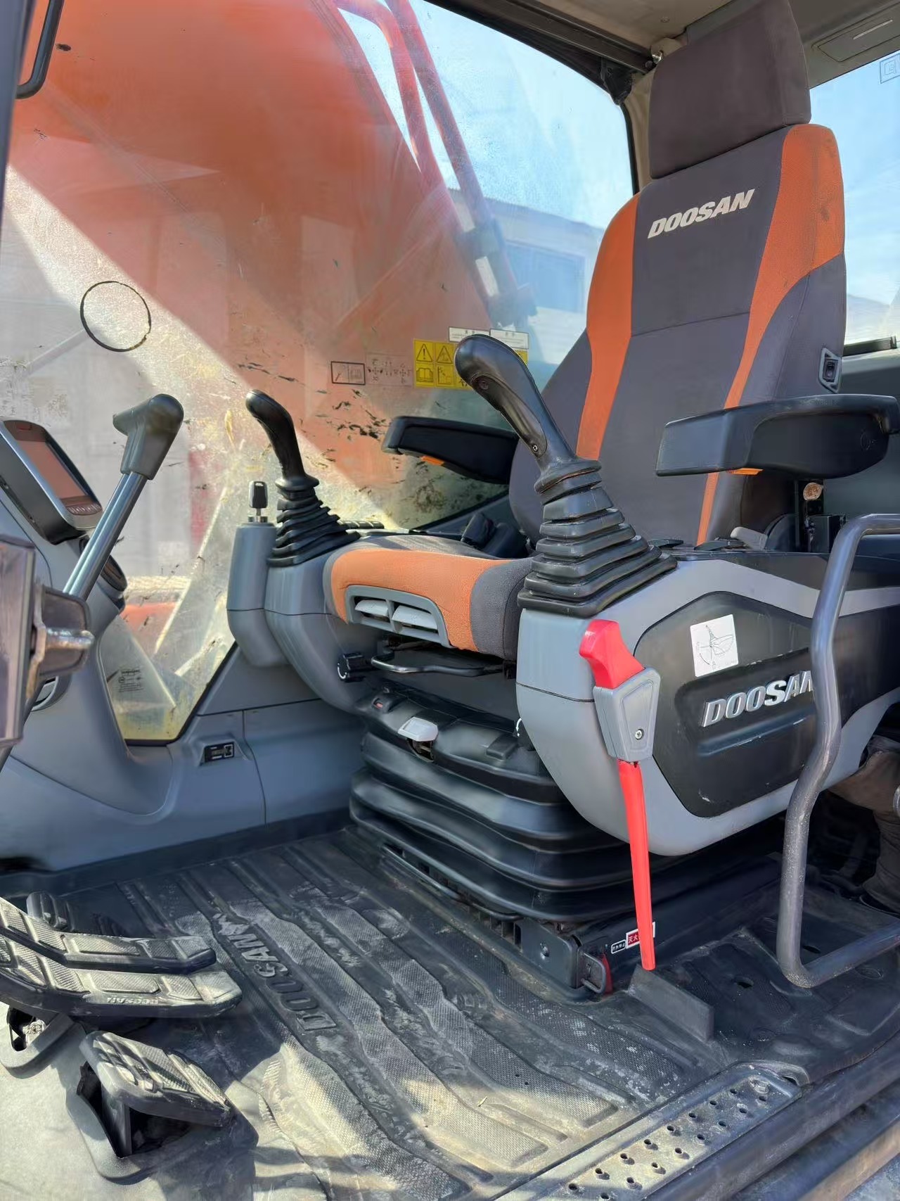 Used Doosan DX560LC Crawler Excavator For Sale High-Quality Second-Hand Construction Equipment