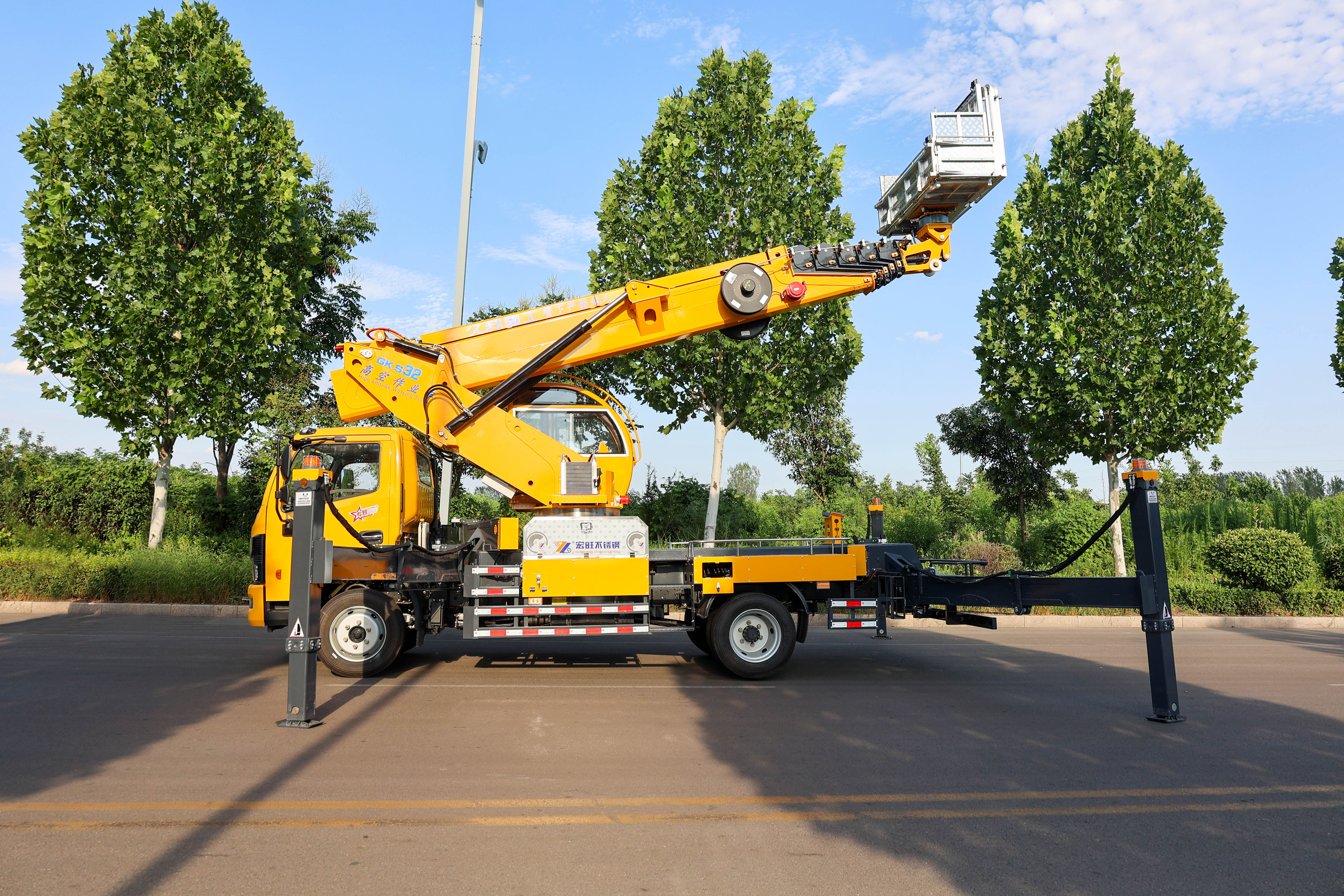 GKS32 aerial pick-up truck with basket high platform telescopic boom operating truck for sale