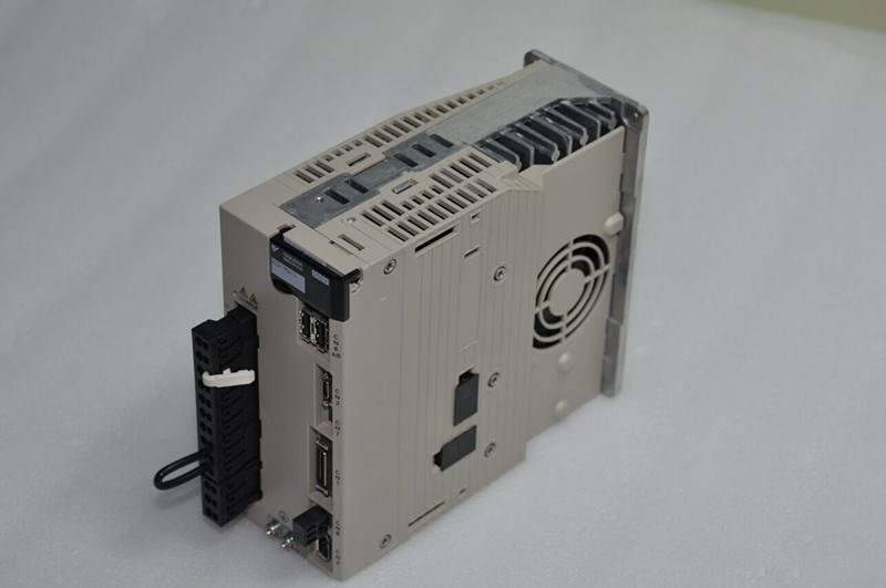 SGDV-7R6A11A Yaskawa three phase aC input output servopack model