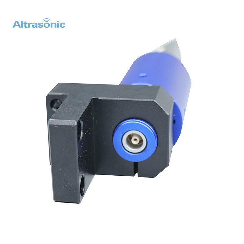 Ultrasonic Cutting System For Deburring Plastic Material