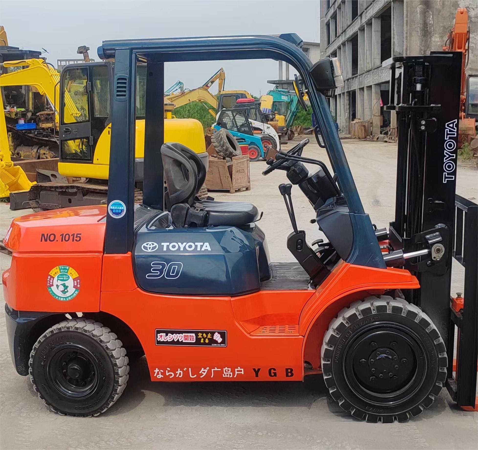 Secondhand Diesel Toyota 3 Tonne Forklift Standard Stage With Container Mast