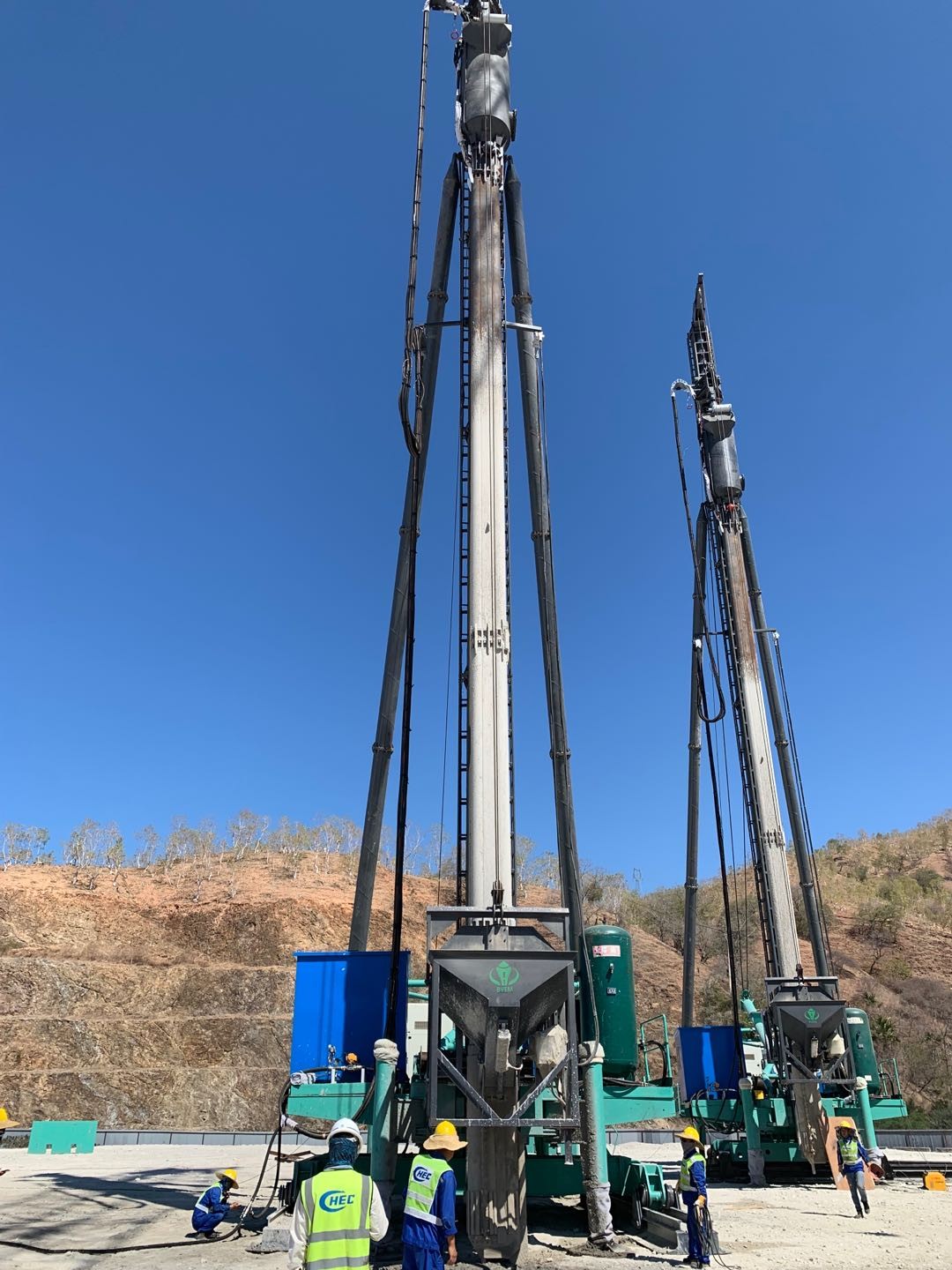 1800 Rpm Rotation Speed Bottom Feed Vibroflot Pile Frame Type For Dry Method Stone Column