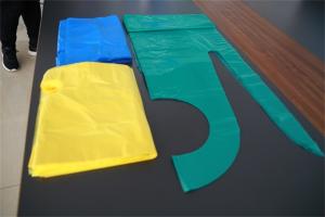 China Colorful Disposable PE Apron Flat Packed , Plastic Kitchen Aprons OEM Service wholesale