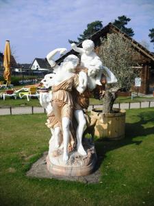 China Family marble sculptures for garden or home wholesale