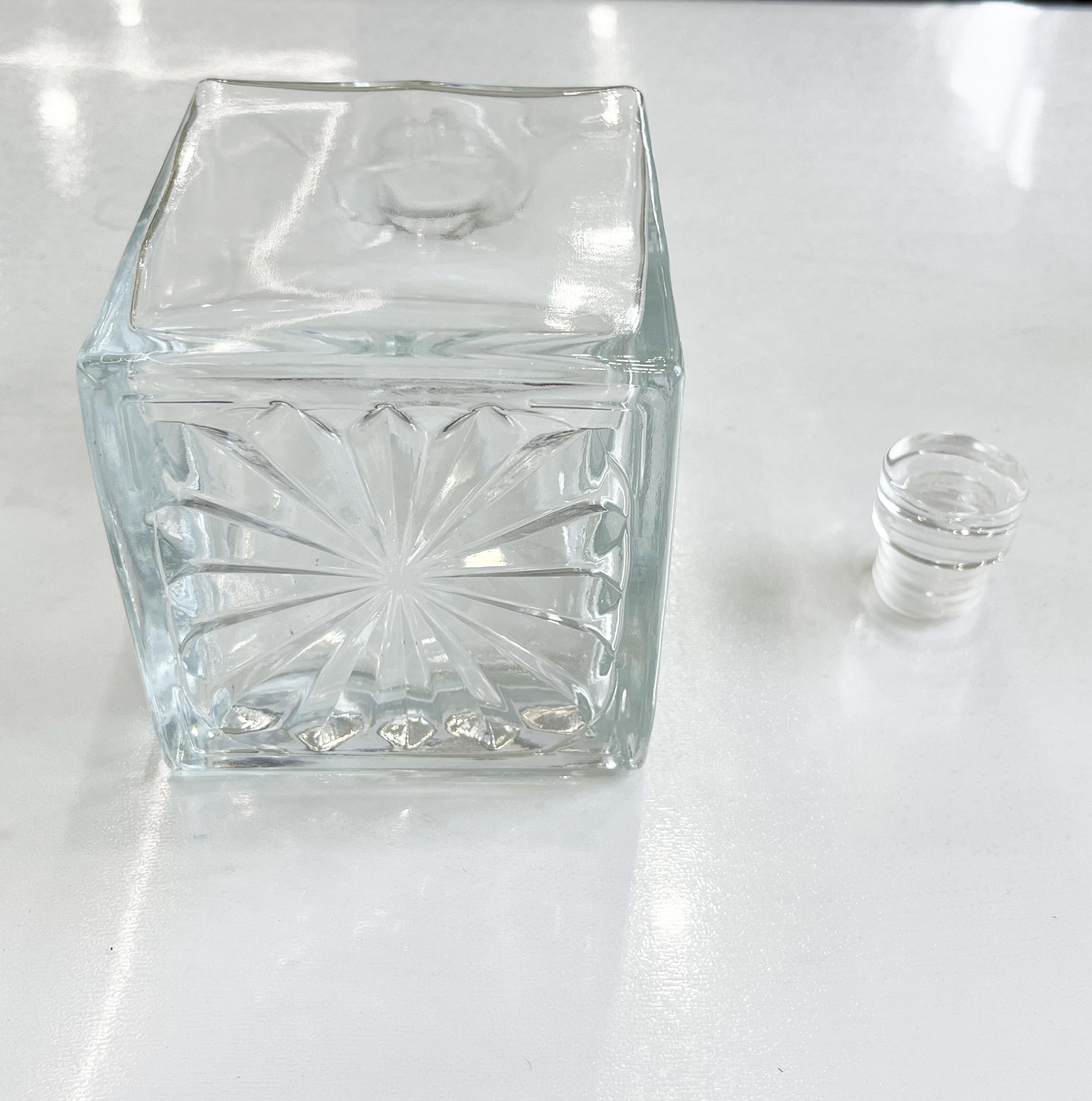 Spray Cap 26oz Crystal Glass Whisky Decanter and Rock Glasses for Bourbon in Gift Box