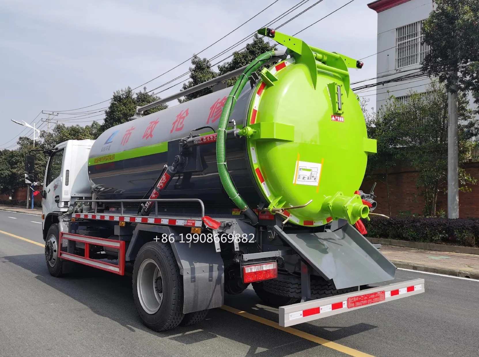 Dongfeng 4x2 Driver 8000L Sewage Suction Truck with Vacuum Pump for Sucking Waste Water Vacuum Sewer Tanker Suction Truck