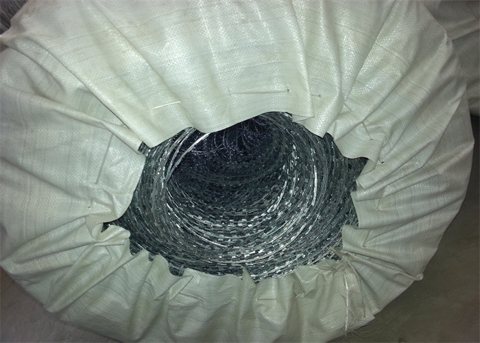 Hot Dipped Galvanized BTO22 450mmx10kg Per Roll With Clips Cross Razor Barbed Wire