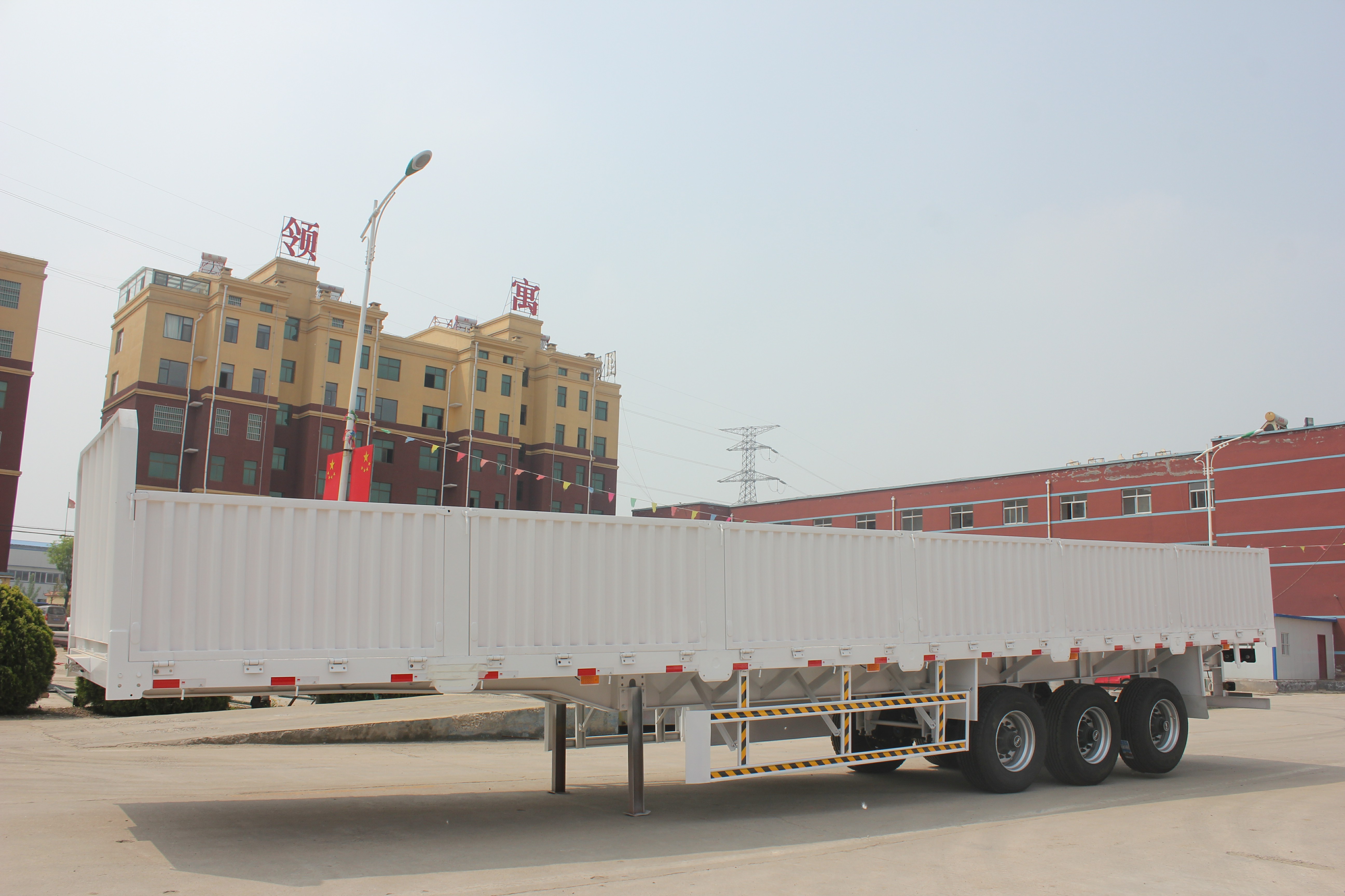 3 * 13ton Capacity Side Wall Flatbed Truck Semi Trailer 40T 3 Axles Cargo Transporting