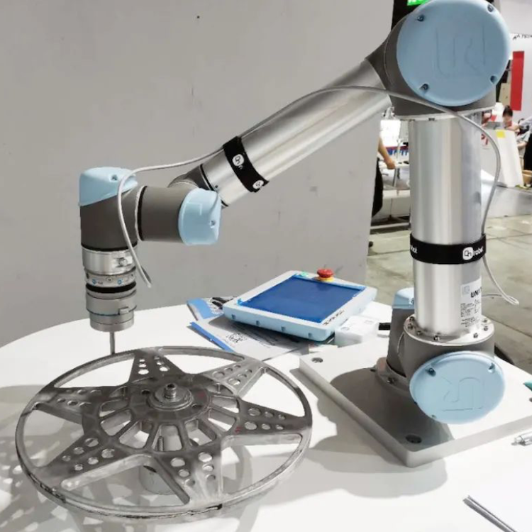 Manipulator Humanoid Robot Arm UR10 Matched with EOAT Onrobot Gripper with Plug In Compatibility Reach 1300mm Cobot