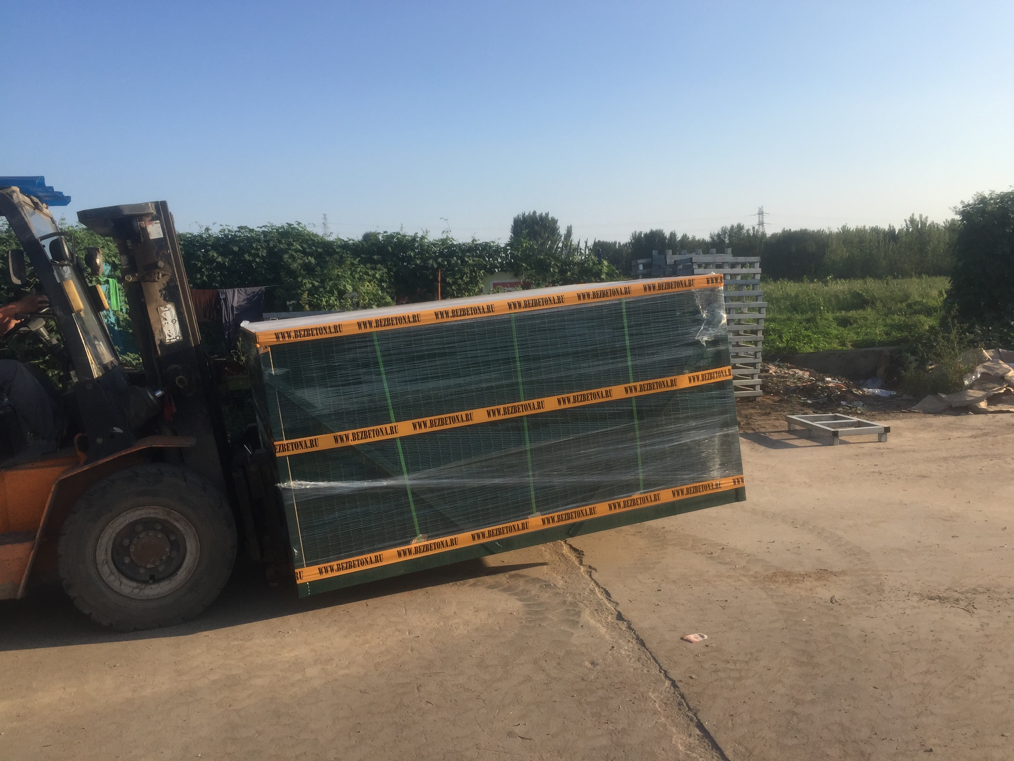 PVC Powder Coated Galvanized Metal Welded Wire Mesh Fence