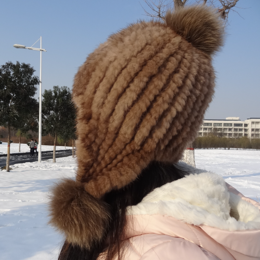 Knitted Pompom Shearling Fur Hats 100% Wool Material Customized Color