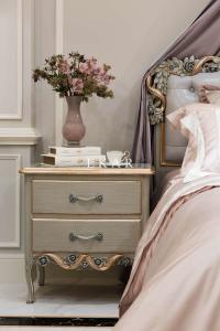 China Antique Bedside table Hand Carved Wood Nightstand With Drawer wholesale