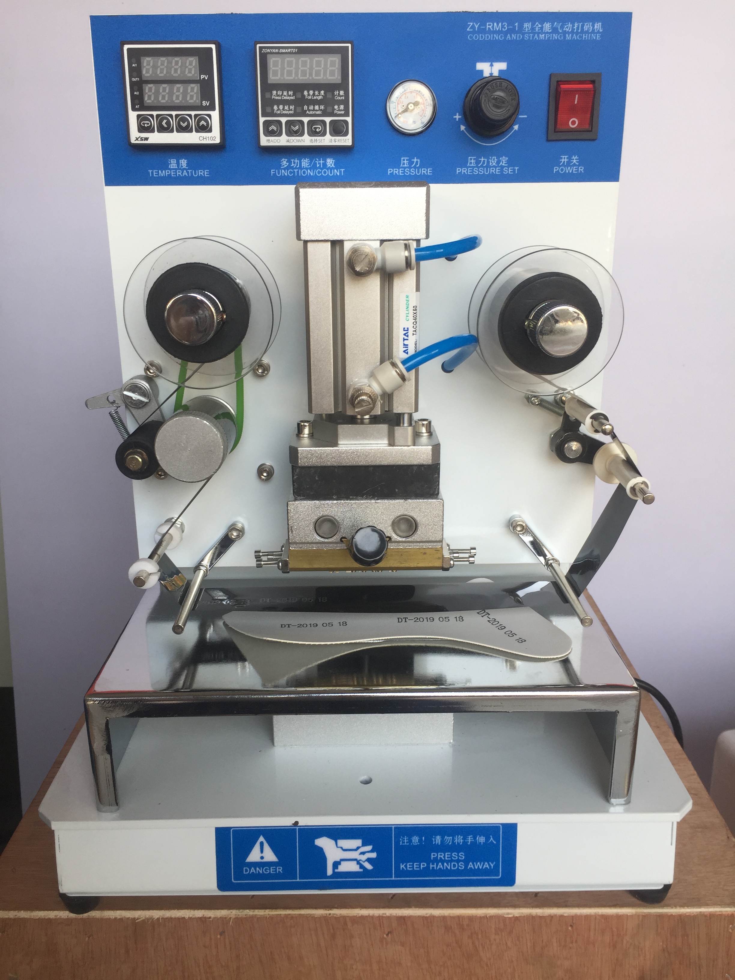 0.3kw Semi-auto Hot Stamping Machine for Shoes Code LOGO Produced in Manufacturing Plant