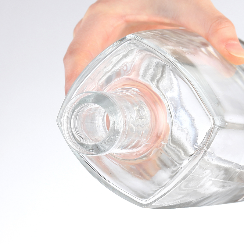 Customied Bottle Color 500ml 750ml Gin Glass Bottle With Lid for Beverage Distribution