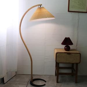 China ins pleated retro wood floor lamp decoration vintage floor lamps living room bedroom bedside wooden floor light wholesale