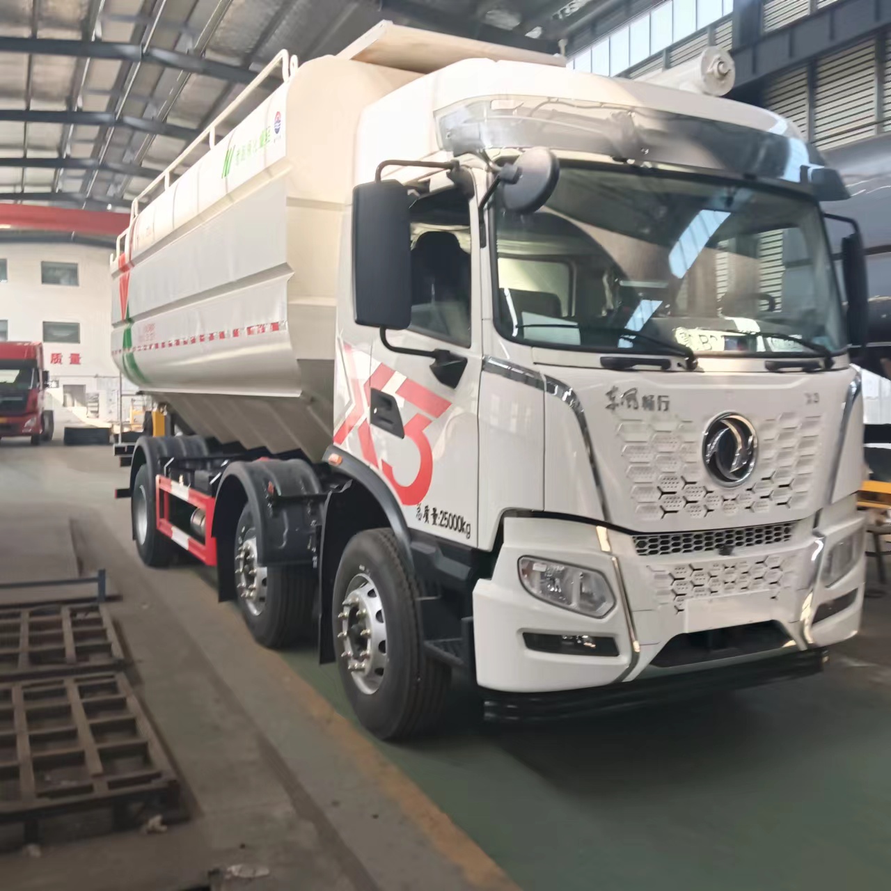 Factory Price DongFeng 31 Ton 6*2 Bulk Feed Transport Vehicle Feed Truck for Raising Animals,livestock,Poultry