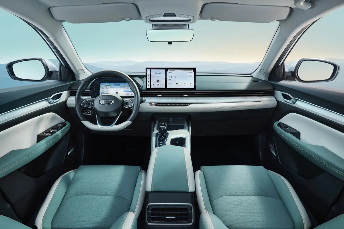 Geely Emgrand L HiP PHEV Sedan 1.5T Engine Comprehensive Range 1300KM