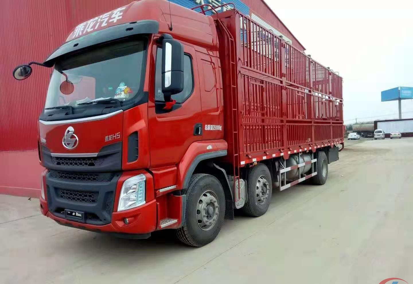 Dongfeng Chenglong H5 Warehouse-type Livestock and Poultry Transporting Truck for Transport Pigs Cows Sheep Chickens Ducks Geese