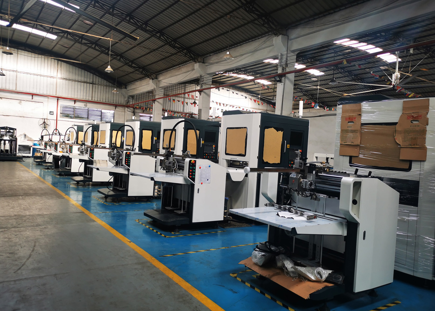 Cell Phone H2100mm Box Production Line Easy Operation System Change Model