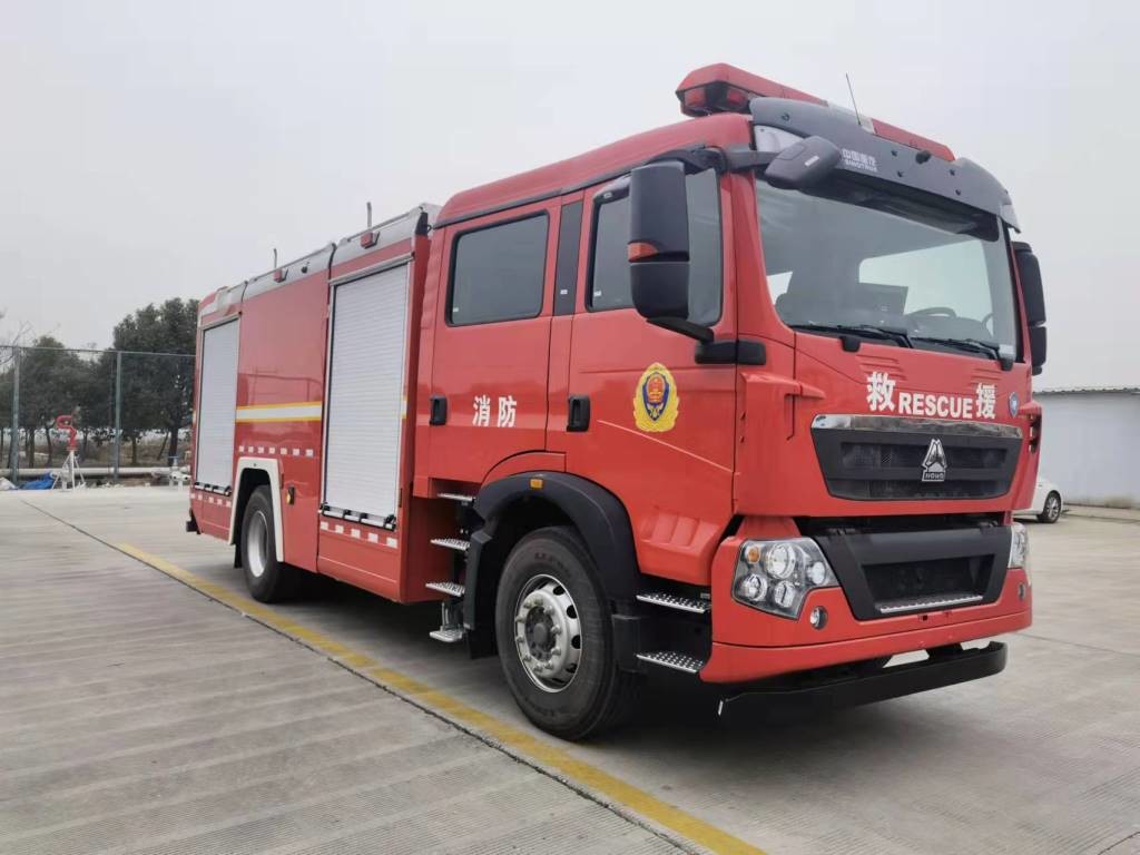 PM80/SG80 Emergency Fire Trucks Water 5800L Foam 2000L 2+4 Persons HOWO Electric Fire Engine