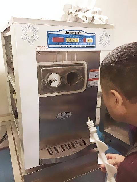 3 flavors 200cones28L/H Oceanpower cheap ice cream machine Danfoss compressor
