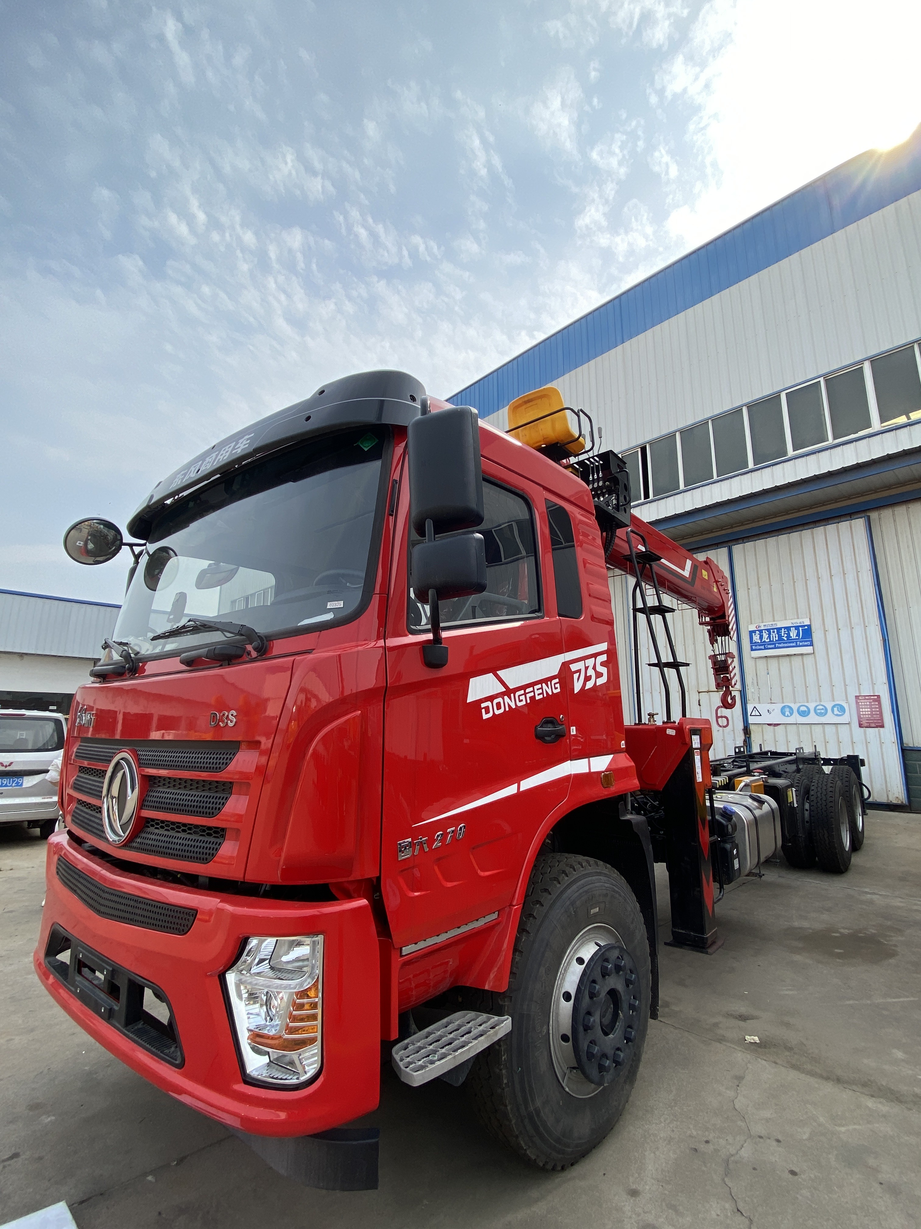 Dongfeng EuroⅤ 6Ton Chassis Telescopic Boom Crane Truck Mounted Remote Controlled