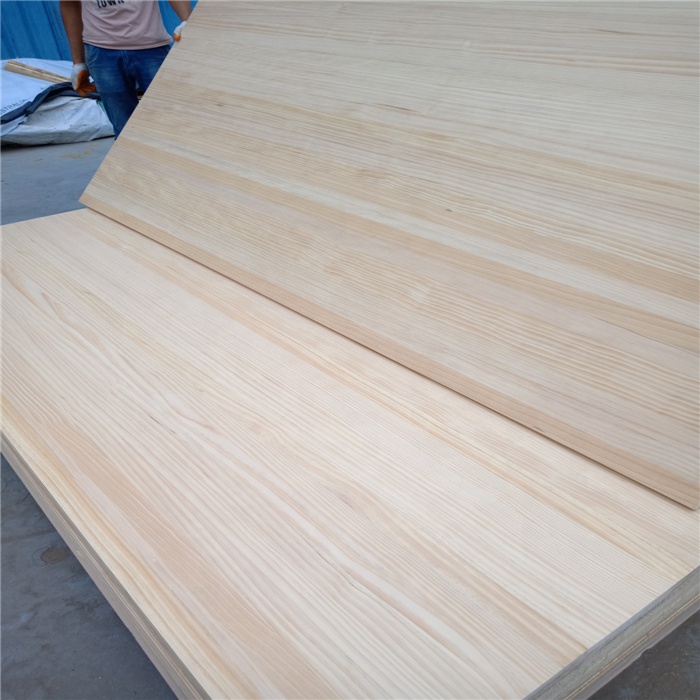 Traditional Design Style Zealand Pine Wood Sheets With Density 480-550kg/M3