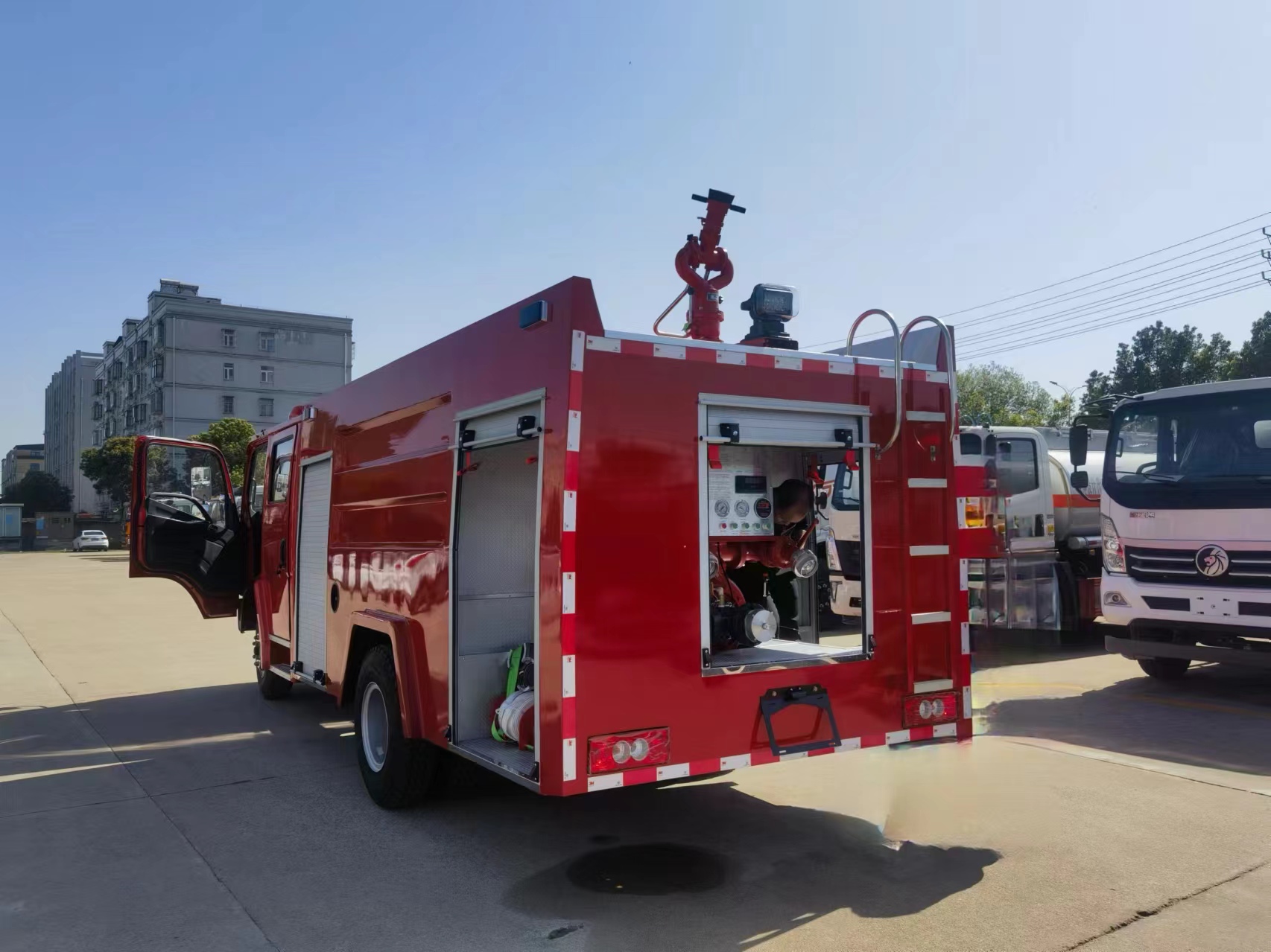 Howo 4x2 10cbm 12cbm Fire Truck Monitors Water Foam Fire Trucks