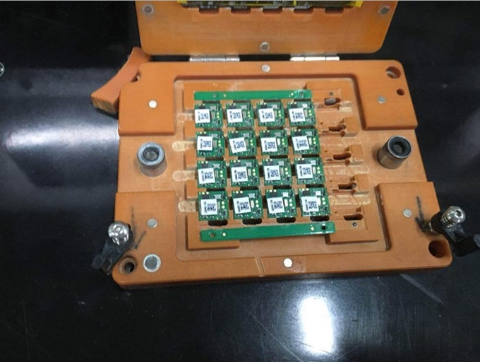 Single Platform Automatic PCB Depaneling Router Machine Small Size Rat Bite AC 380V 0