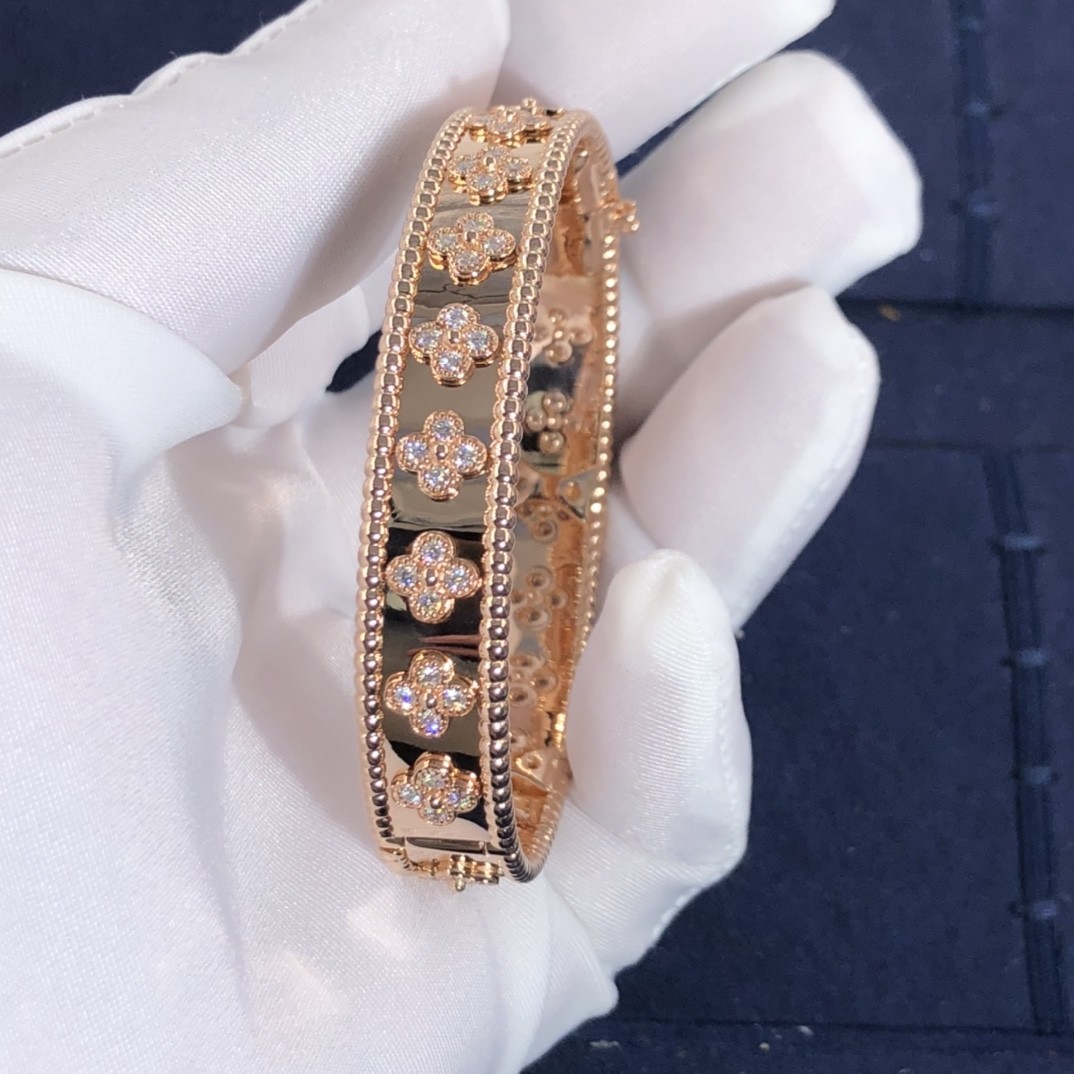 Customization Gorgeous 18k Gold Van Cleef & Arpels PerléE Clovers Bracelet Small Model