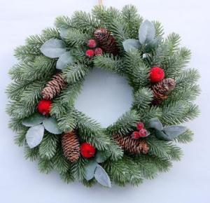 China 20inch Full PE Christmas Wreath With Artificial Berry Pinecones wholesale