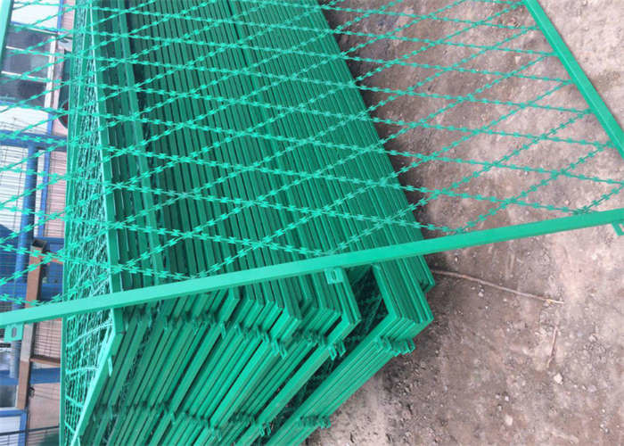 Sprayed Welded Square Hole Razor Mesh Fence 10X15 Razor Blade Barbed Wire