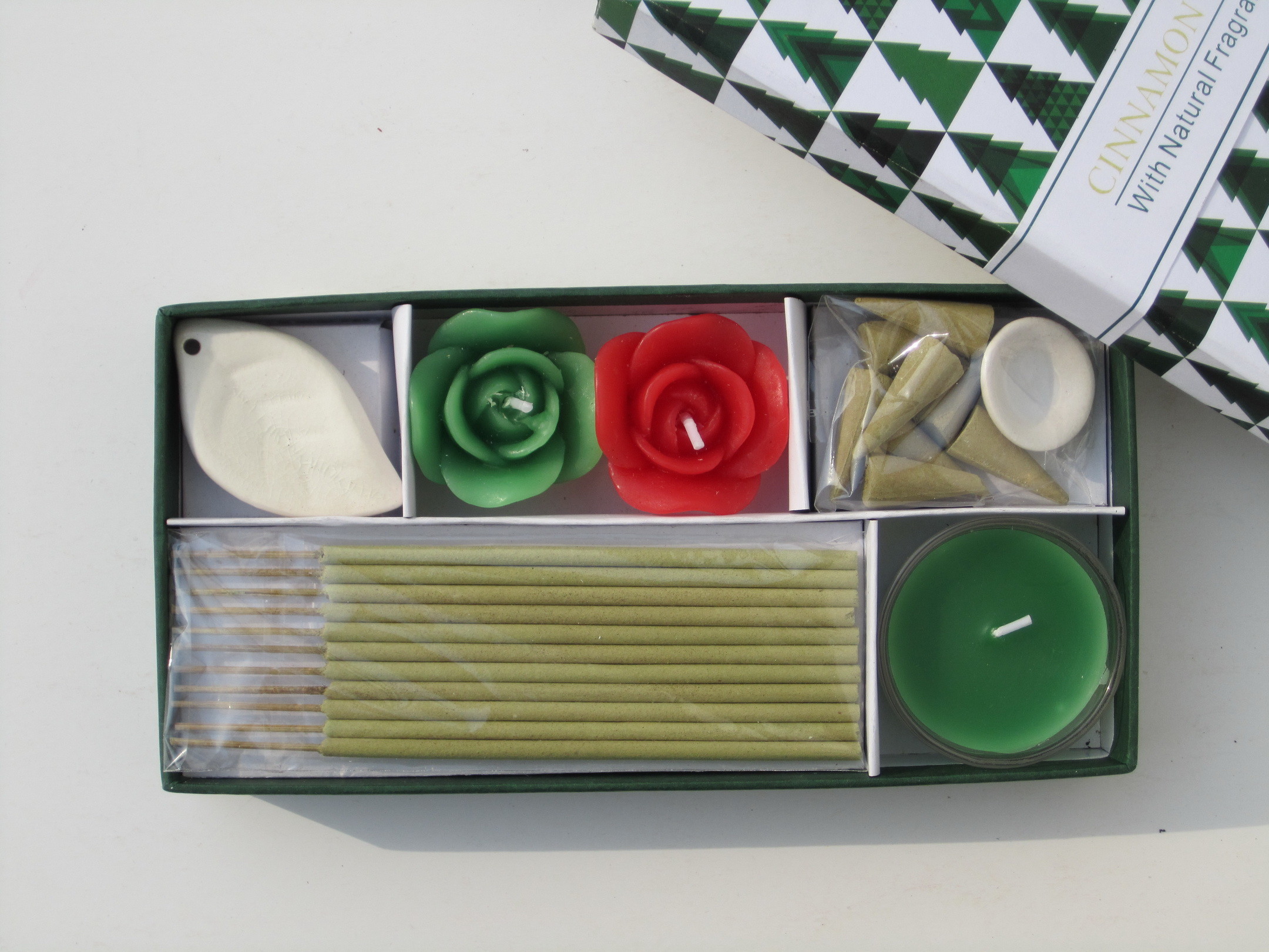 Red & Green Cinnamon chai fragrance scented rose candle & leaf holder packed into gift box