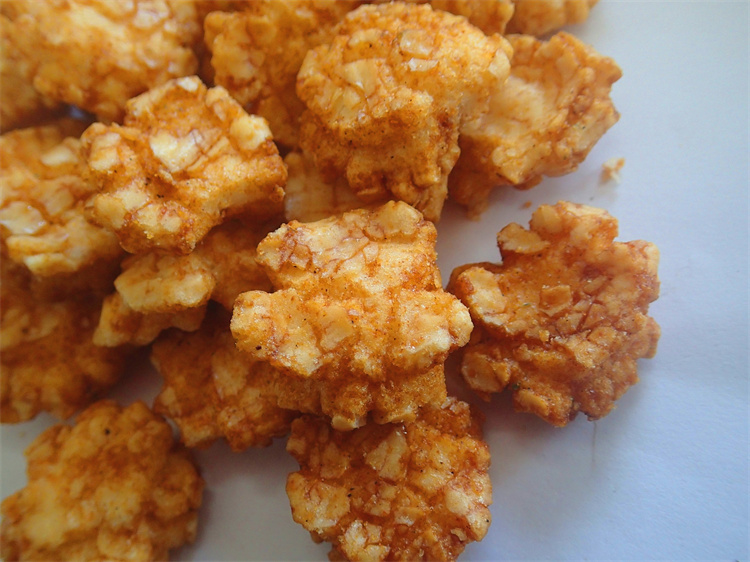 Cruncy Baked Rice Cracker Snacks Spicy BBQ Flavor Tapioca Starch