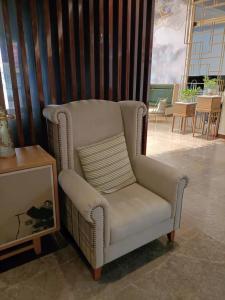 China 930*900*1150mm White Single Sofa Chair Tufted Fabric Recliner Rolled Arm wholesale