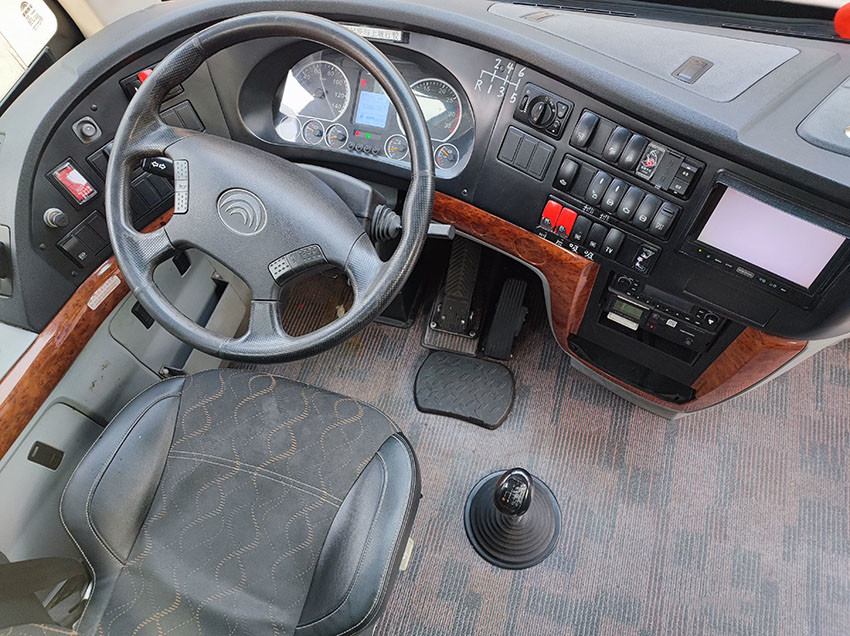 Luxury Pink Used Yutong Buses Euro 5 LHD Used Diesel Shuttle Bus For Sale