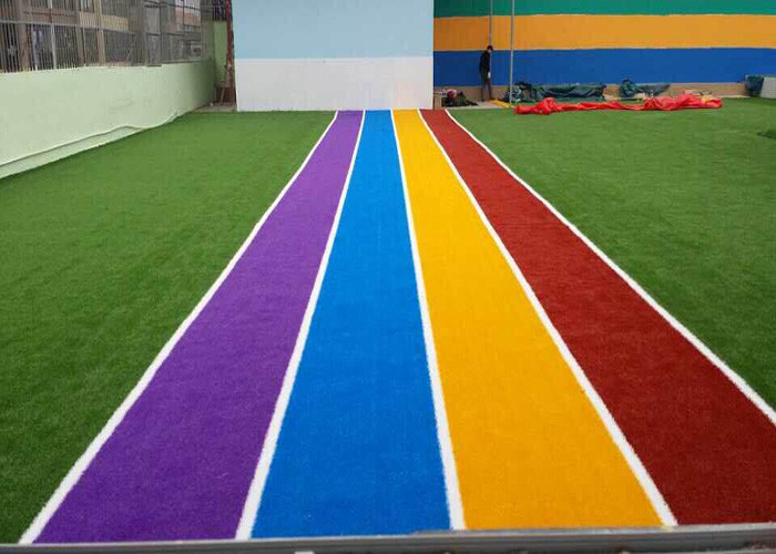 Kids Playing Putting Coloured Sports Artificial Grass With Shock Pad Grassland