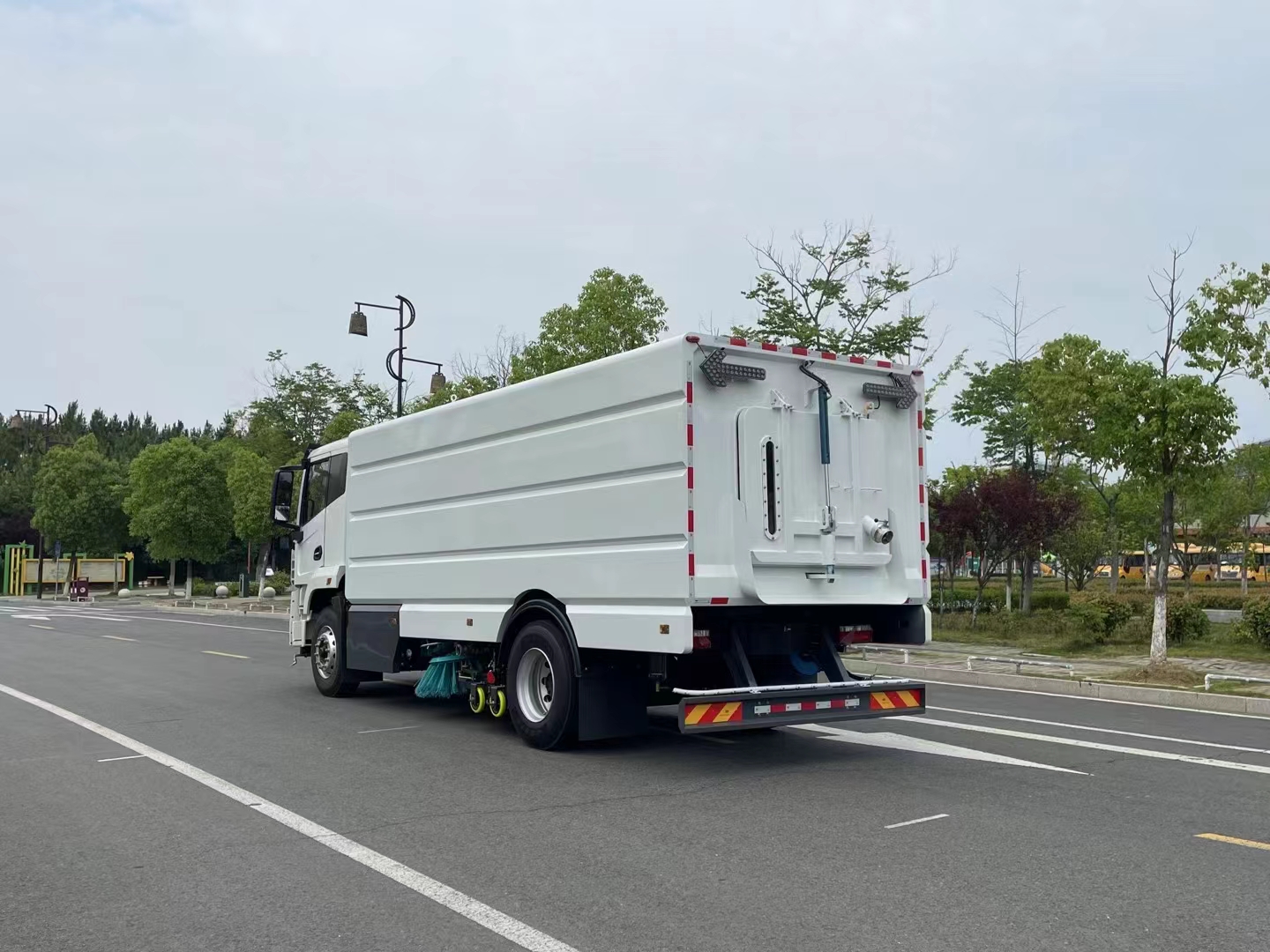 High Quality Road Maintenance and Cleaning Wet Multifunctional Dust Collection and Cleaning Vehicle