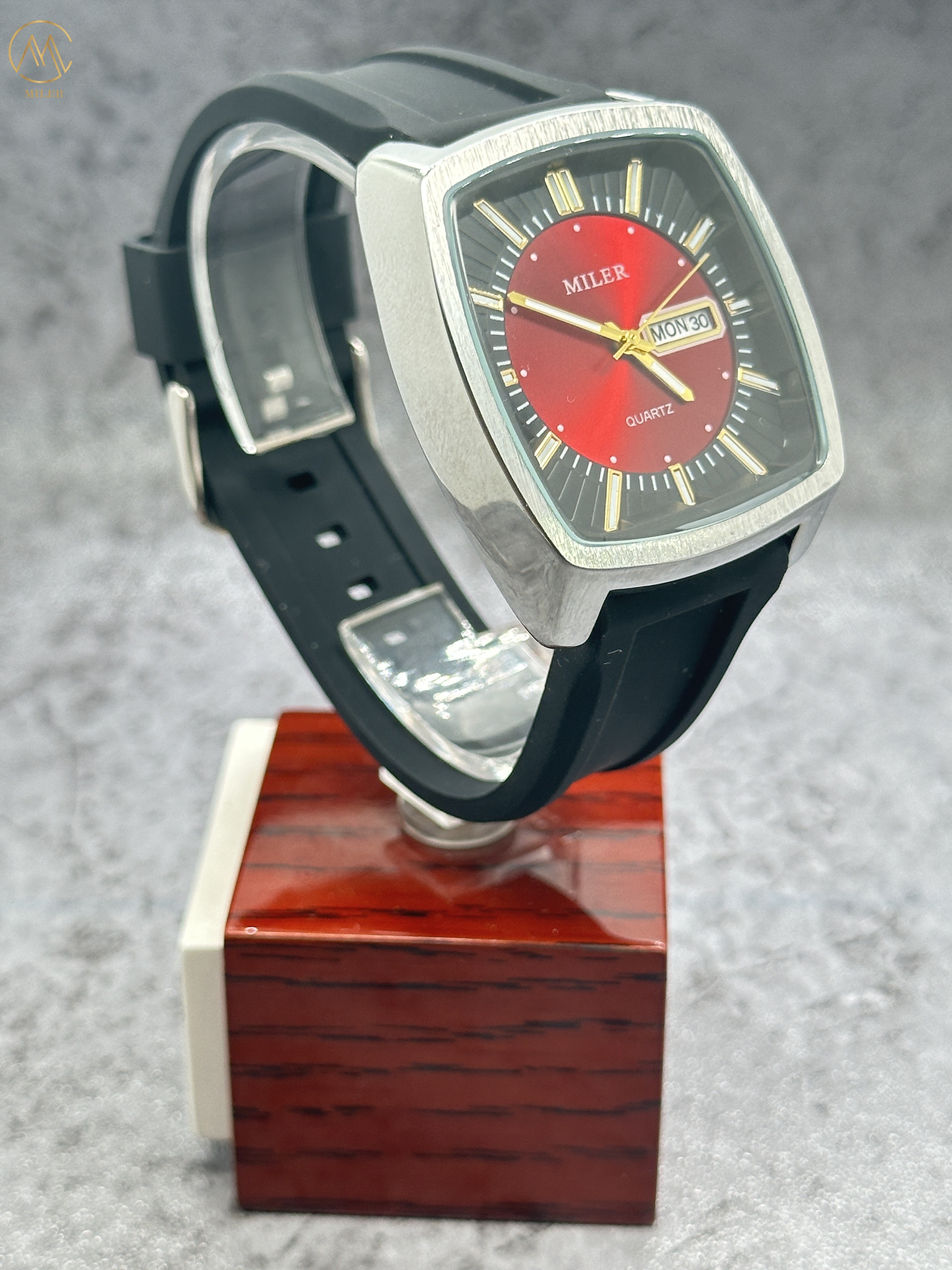 Fashion Stainless Steel Case Double Calendar Watch for Men and Women with Silicone Strap