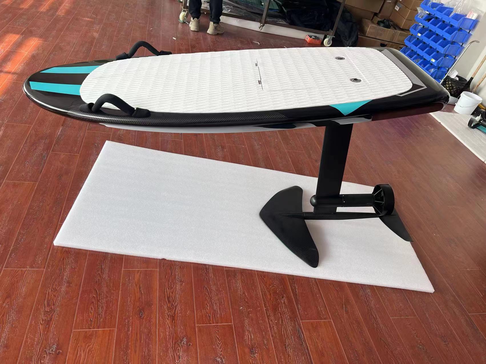 Electric Surfboard with Battery Life of 800 Charge-Discharge Cycles and 72V Voltage