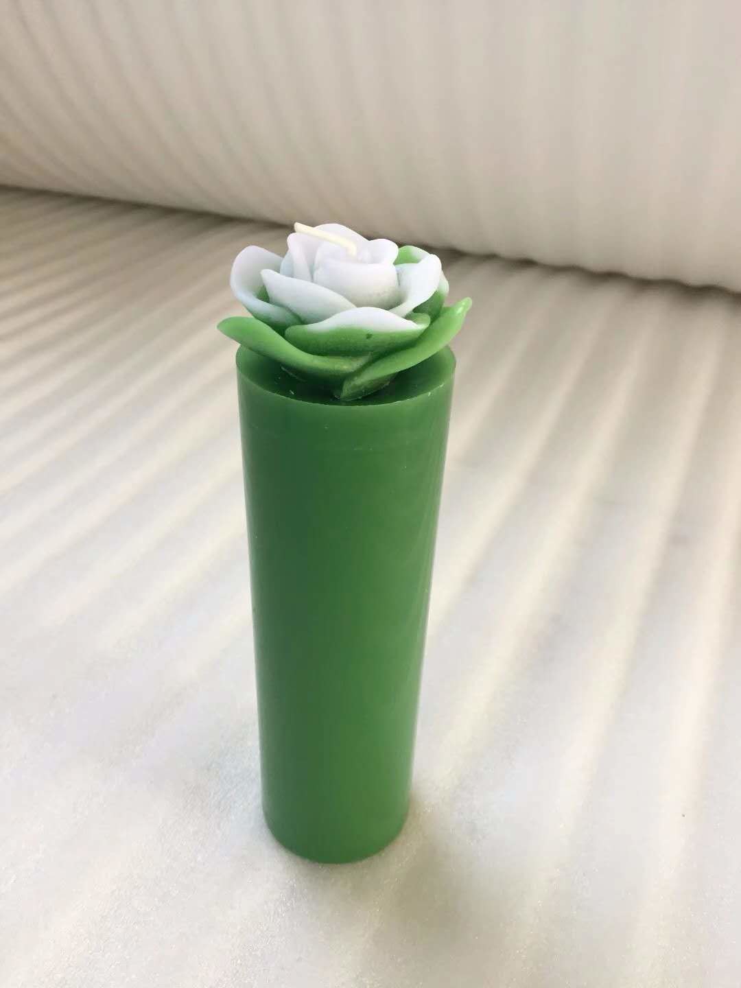 100% paraffin wax unscented craft candle that the round pillar with flower packed into gift box