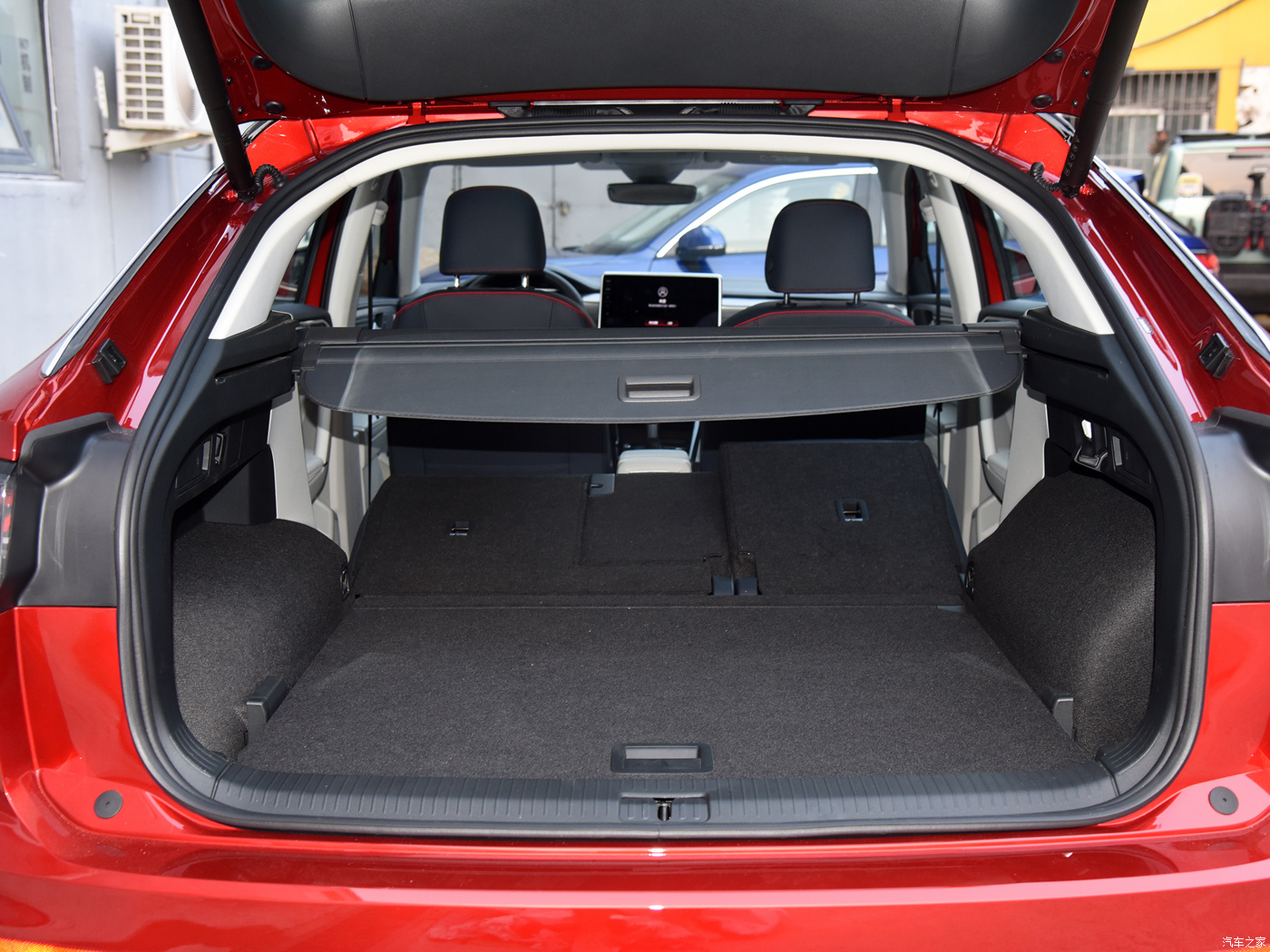 Medium Sized SUV Volkswagens Tayron X 1.4T Luxury Gasoline Commuter Car with Curb Weight 1000kg-2000kg and Wheelbase 2500-3000mm