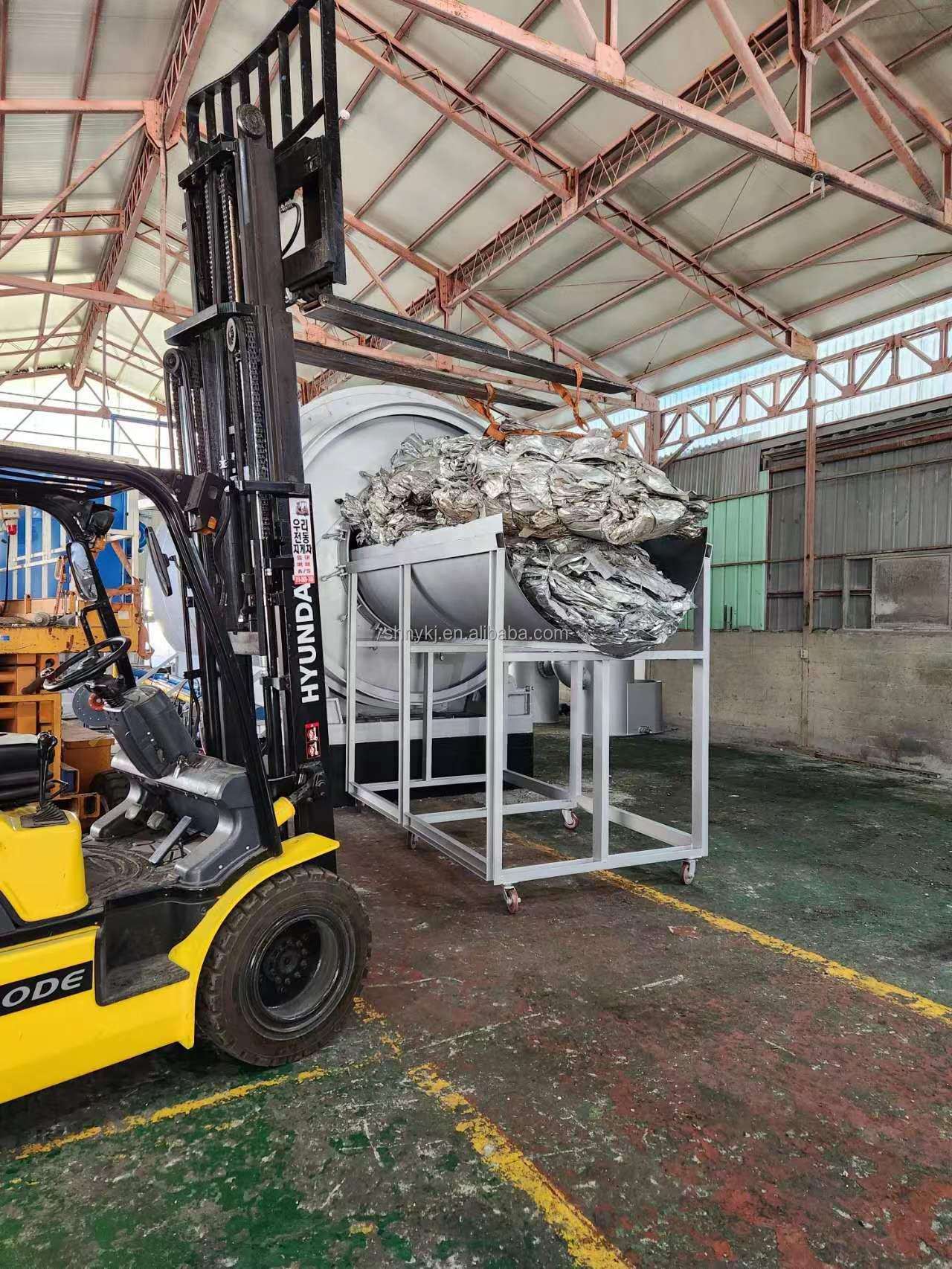 Natural Gas Fuel Recycling Waste Tyre into Fuel Oil Pyrolysis Plant 2.6m*6.6m*18mm