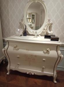 China Apartment Classic French Furniture Dresser With Mirror Three Big Drawers wholesale