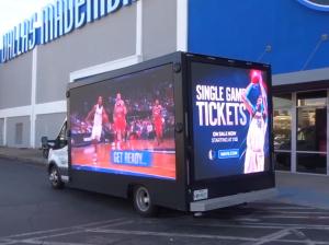 China 5500cd/m2 7000 Nits P8 Mobile Advertising LED Display wholesale