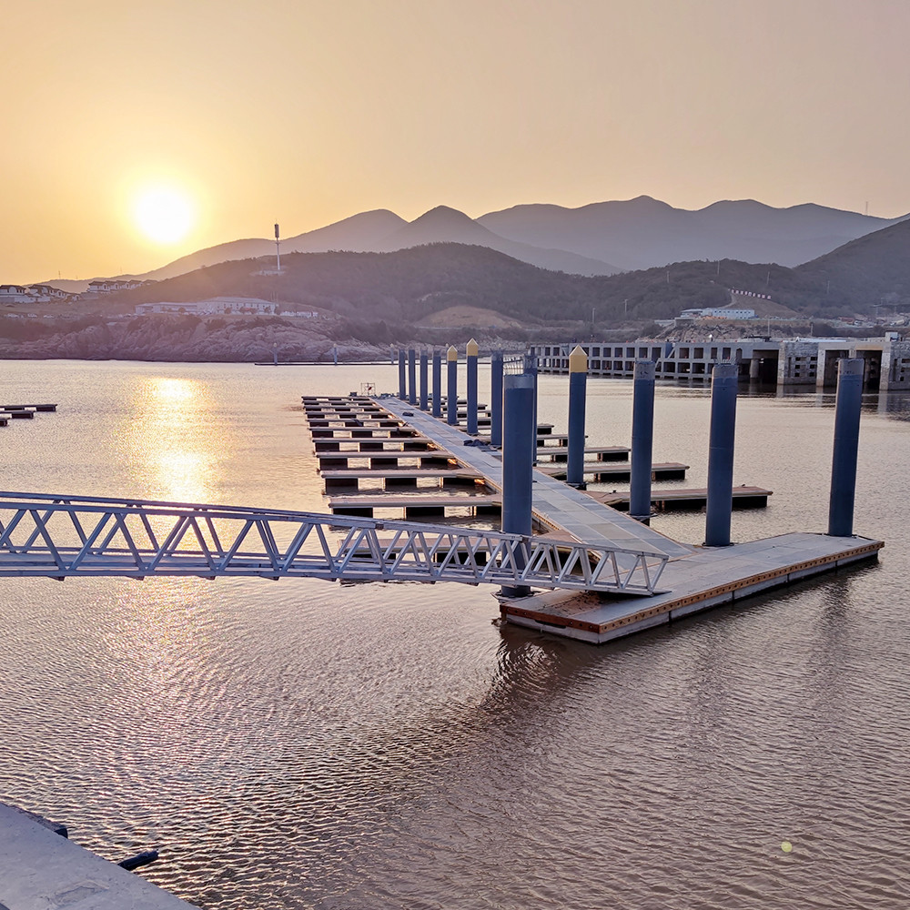 Customized Aluminum Gangway Floating Dock Pontoon For Smooth And Safe Waterway Passage