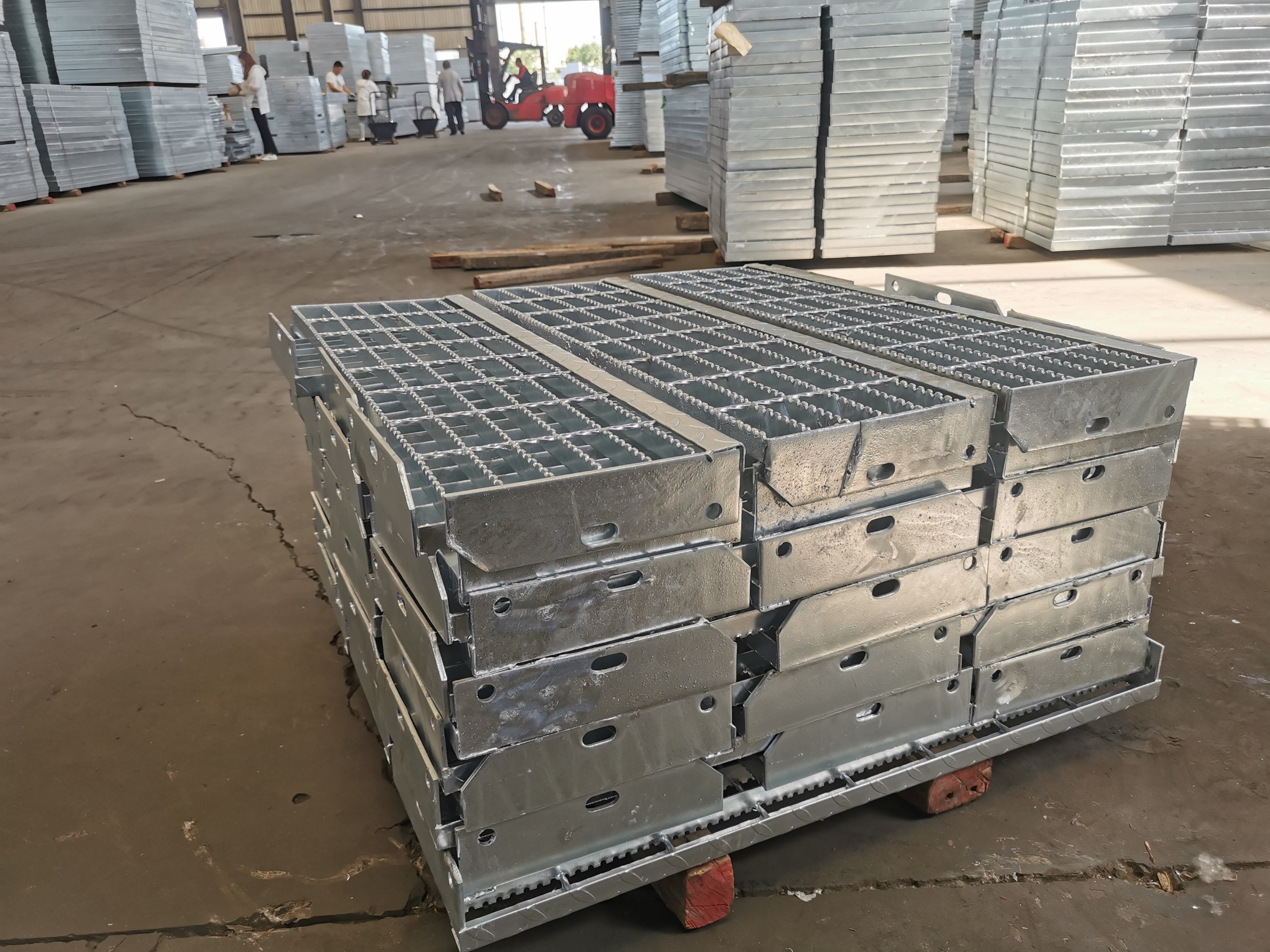 Square Port Non Skid Steel Grate Stair Treads 40mm For Sanitation Engineering