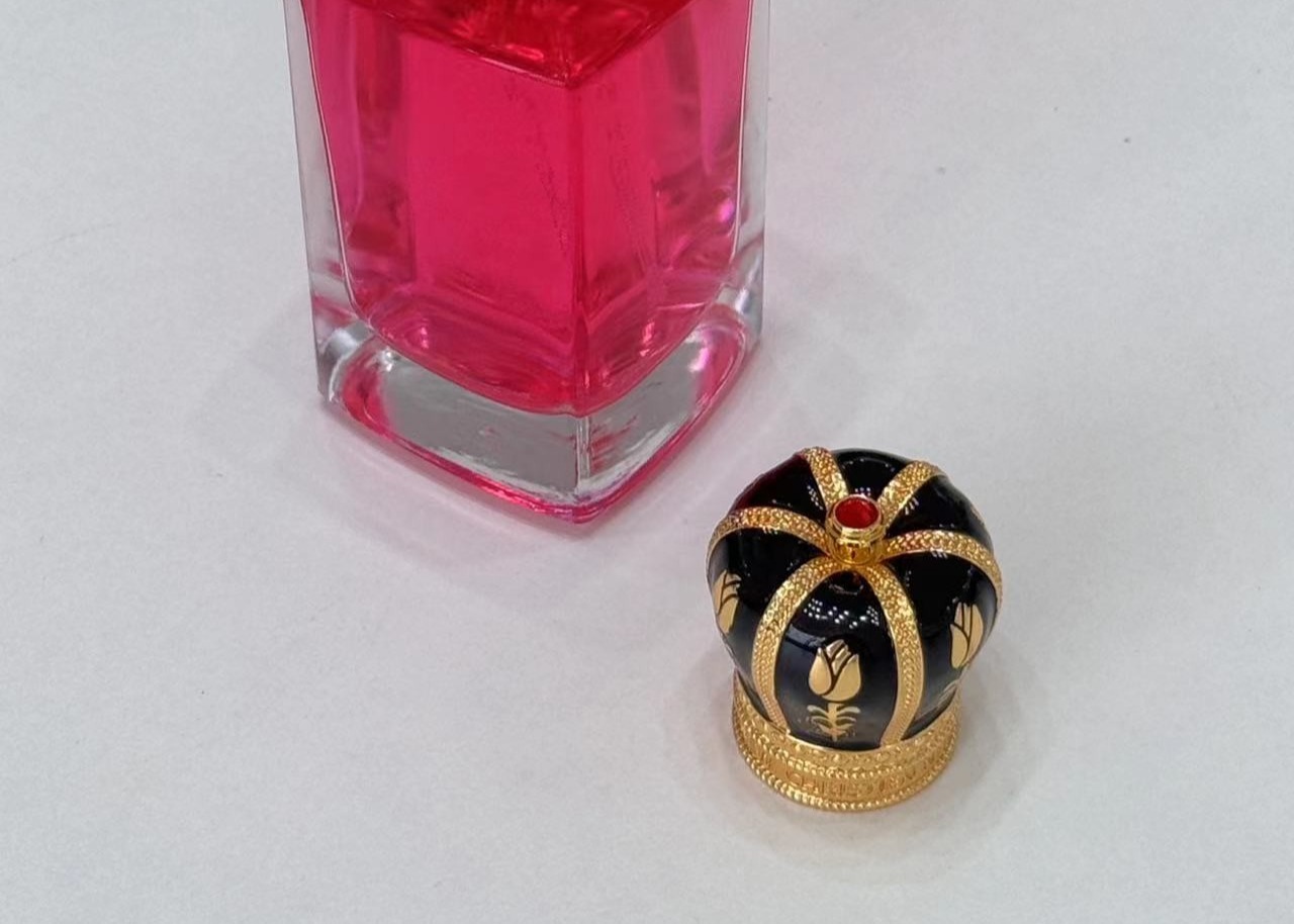 Exquisite Black / Gold Diamond Zamak Perfume Caps For Standard Bottle Necks