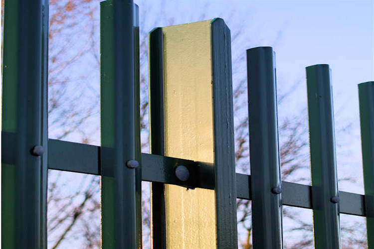 Heavy Duty UK Market W Pale Galvanized Coated Black Steel Palisade Fencing Round Shape