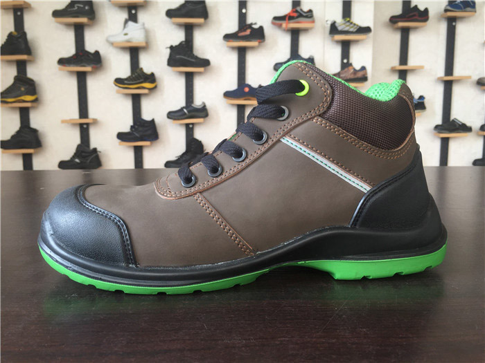 High Friction Factor Industrial Work Boots With Efficient Insole Pattern